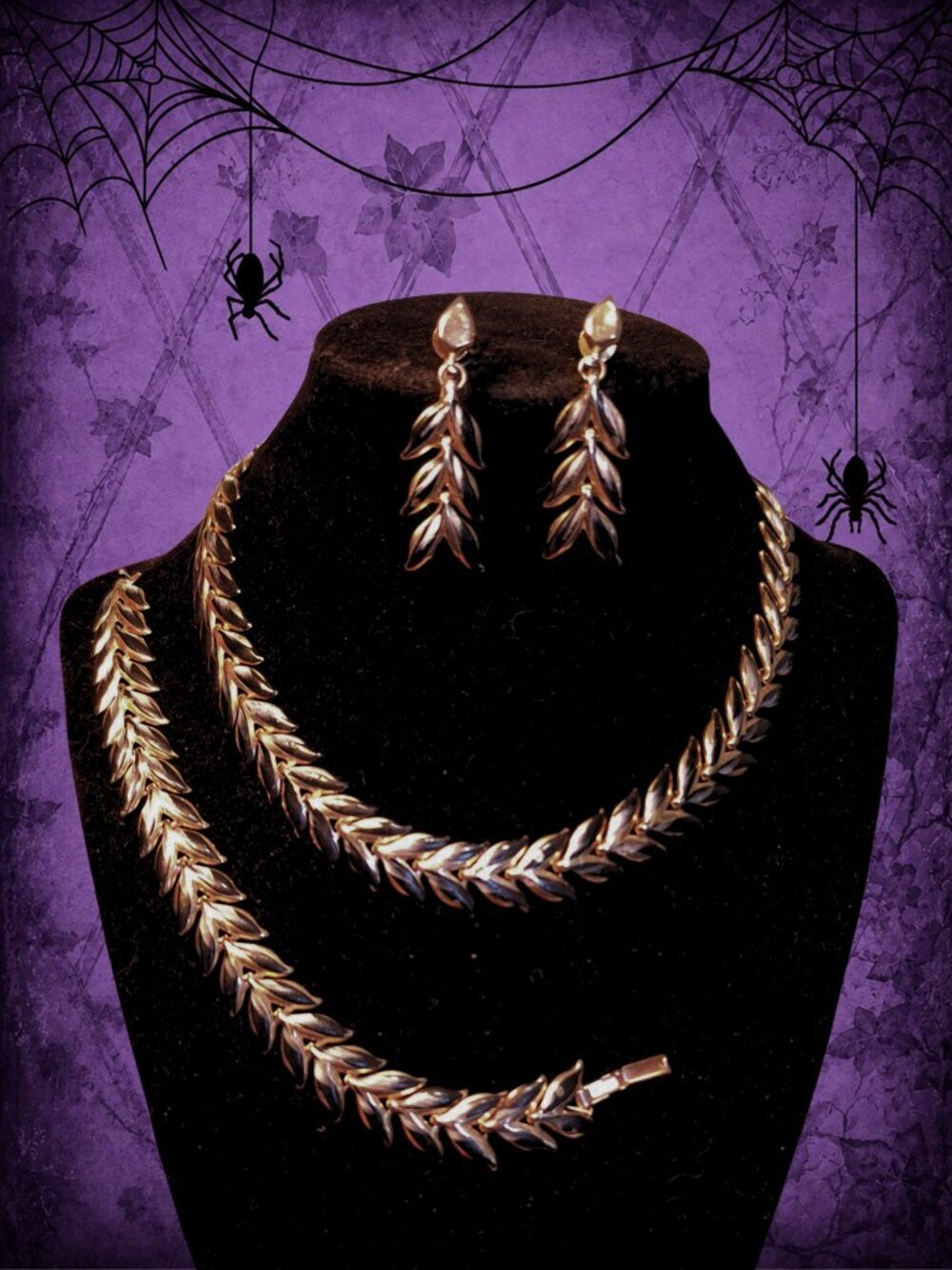 Fairy Tales 👑🧚‍♂️ Vintage Gold & Black Laurier Necklace, Bracelet & Earrings